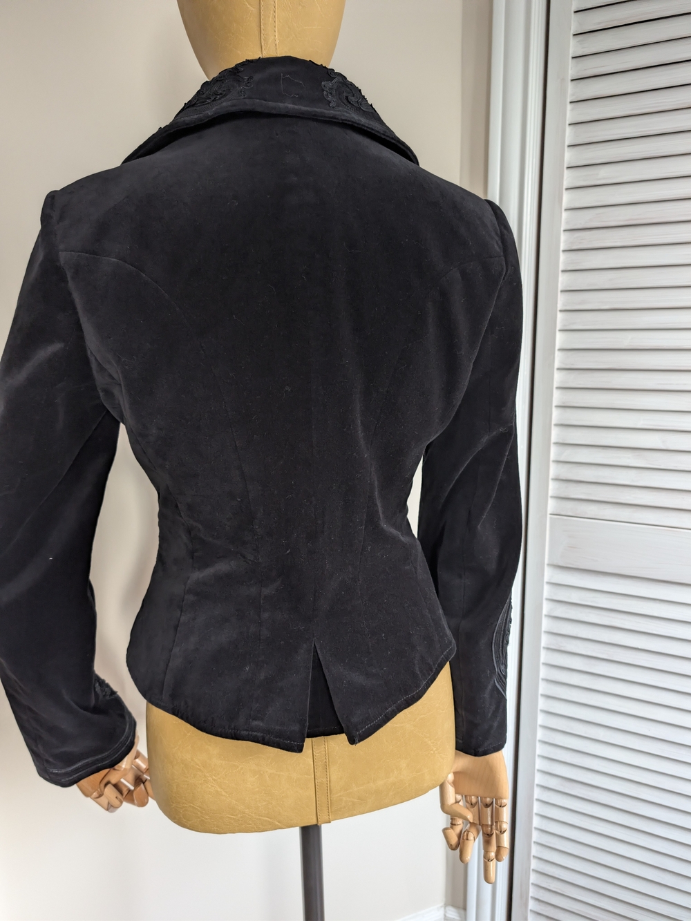 Peter Nygard Black Embroidered Velvet Blazer with Decorative Clasp - Picture 2 of 11